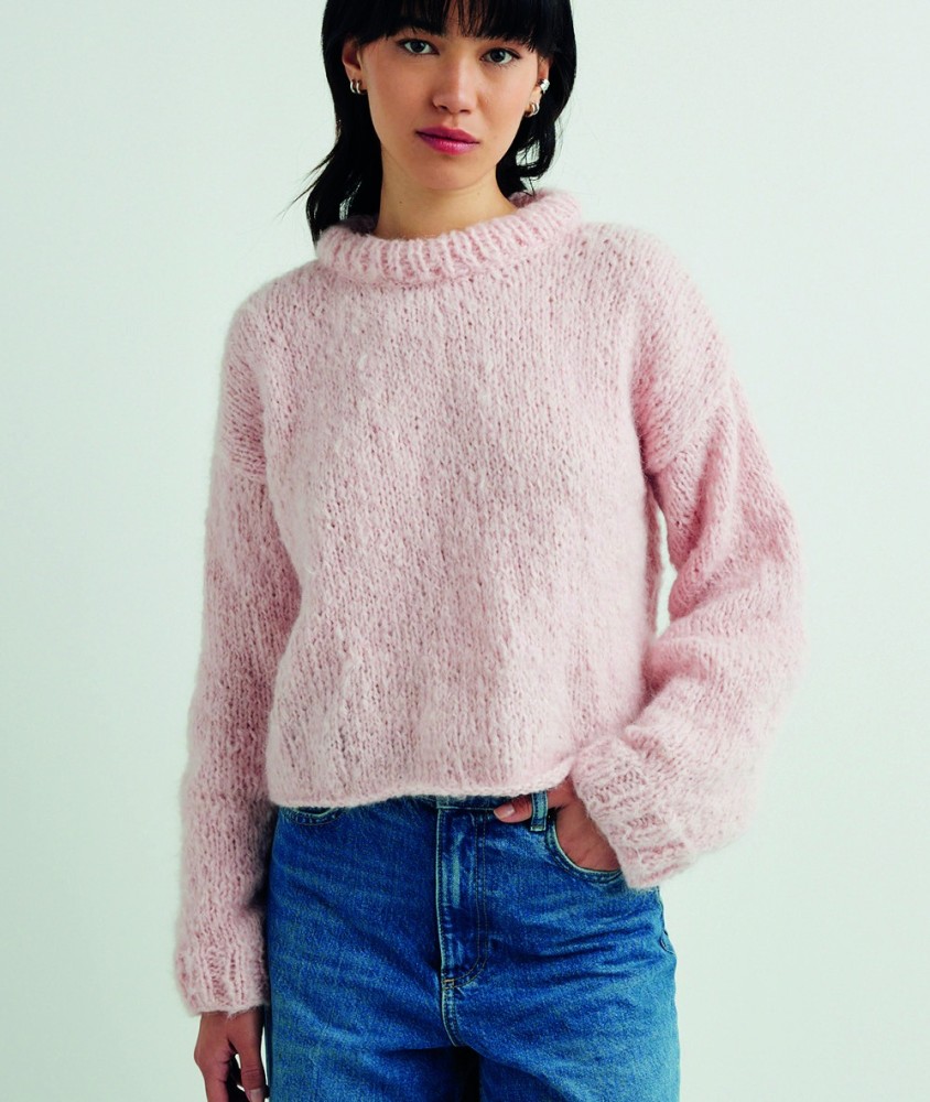 Pull Smila rose pâle en mohair brossé, jersey, col rond et manches longues - Patron tricot Pingouin