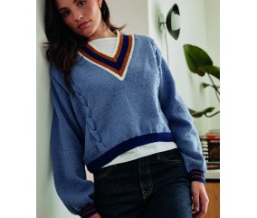 Pull Conor bleu jeans à torsades verticales, col V et poignets bordés de rayures ambre et marine - Patron tricot Pingouin