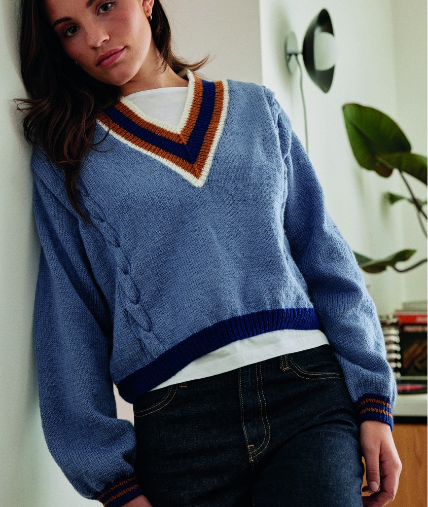 Pull Conor bleu jeans à torsades verticales, col V et poignets bordés de rayures ambre et marine - Patron tricot Pingouin