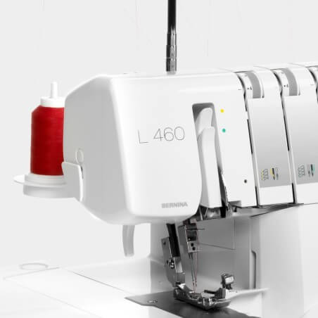 Enfilage à code couleur de la surjeteuse BERNINA L 460