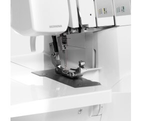 Zone de couture de la surjeteuse BERNINA L 460