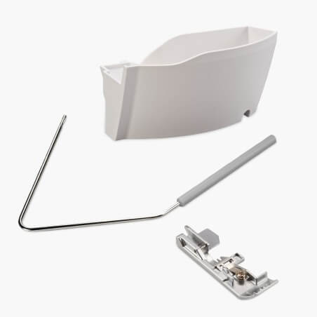 Accessoires rangés dans le capot de la BERNINA L 460