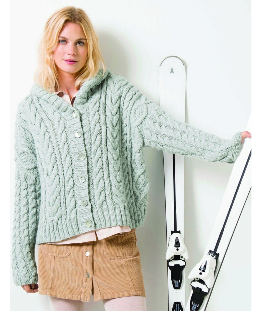 Gilet à capuche Dorine gris givre, torsades et point fantaisie, boutonné par six boutons nacre - Patron tricot Phildar