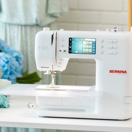 BERNINA B 325 New dans un atelier de couture
