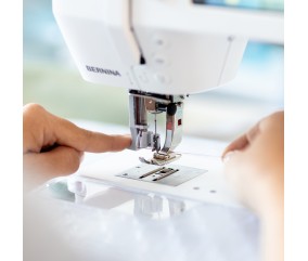 Enfilage de l’aiguille sur la BERNINA B 325 New
