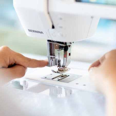 Enfilage de l'aiguille sur la BERNINA B 325 New