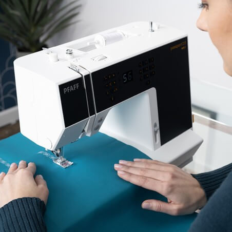 PFAFF Passport 2.0 - couture d'un tissu en situation