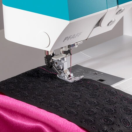 PFAFF Ambition 620 - couture d'une dentelle avec le pied IDT