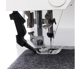 PFAFF Ambition 610 - système IDT enclenché derrière le pied-de-biche