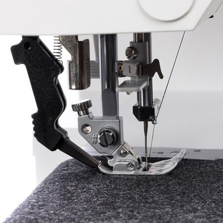 PFAFF Ambition 610 - système IDT enclenché derrière le pied-de-biche