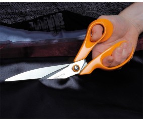 Ciseaux de tailleur Classic 27 cm Fiskars - lames en acier inoxydable en action