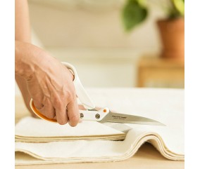 Ciseaux Amplify Softgrip 25 cm Fiskars - en situation de coupe