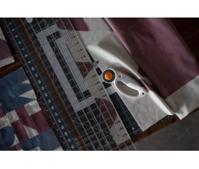 Cutter rotatif Softgrip titane 45 mm Fiskars - gros plan sur la lame