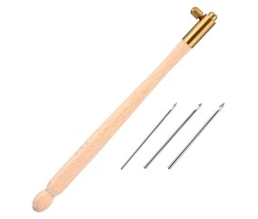 Crochet de Lunéville manche en bois + 3 aiguilles - kit complet sur fond blanc
