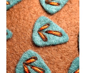 Mini kit feutrine Corinne Lapierre - Hérisson folk - broderie des feuilles