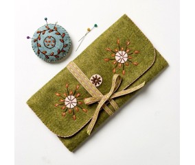 Kit feutrine Corinne Lapierre - Trousse à couture enroulable - trousse fermée sur fond blanc