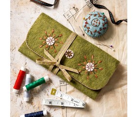 Kit feutrine Corinne Lapierre - Trousse à couture enroulable - mise en scène