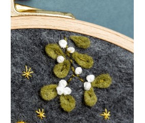 Kit broderie feutrine Corinne Lapierre - Noël famille souris - gui brodé
