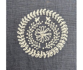 Motifs broderie sur vêtement Corinne Lapierre - Fleurs folk - couronne brodée sur lin
