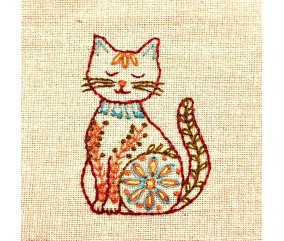 Motifs broderie sur vêtement Corinne Lapierre - Chats folk - chat brodé sur lin