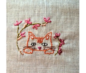 Motifs broderie sur vêtement Corinne Lapierre - Chats folk - chat et fleurs brodés