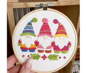 Kit broderie débutant Milpoint - Les gnomes du Père Noël - détail de la broderie
