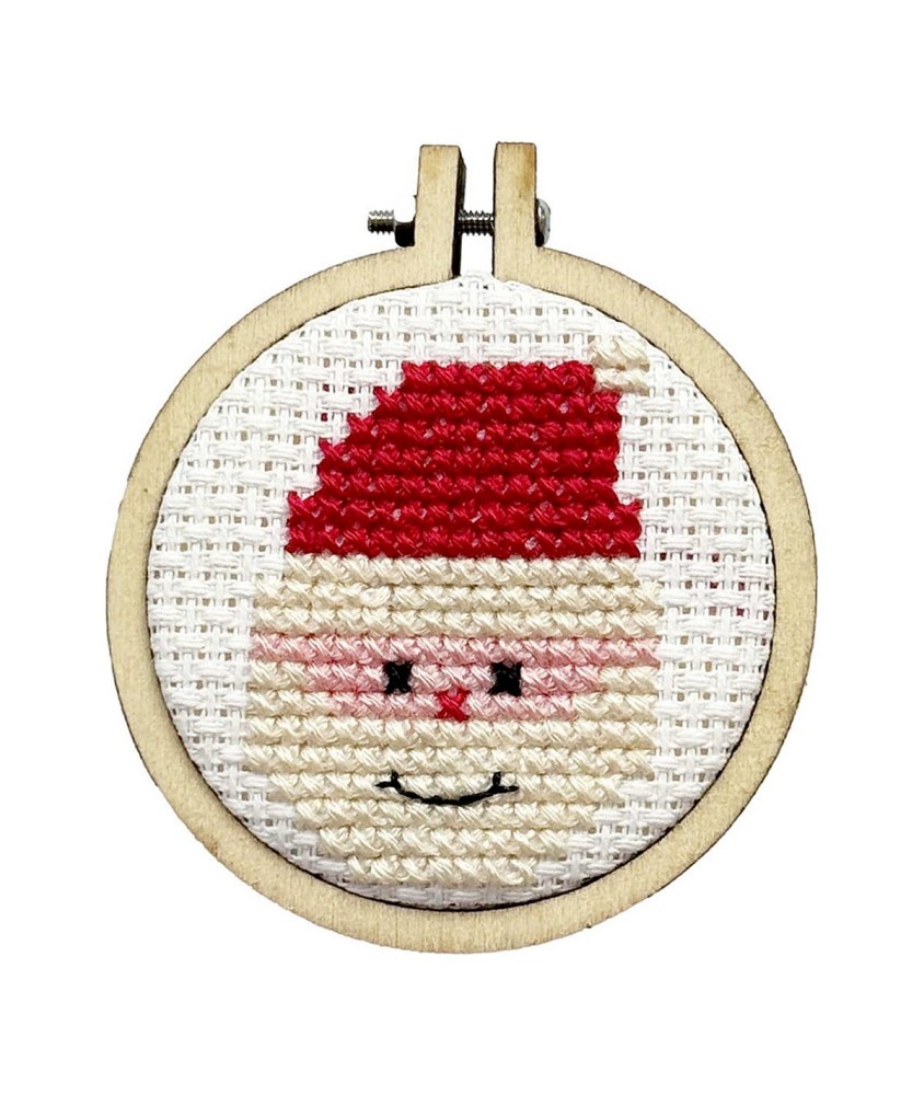 Kit point de croix débutant Noël The Crafty Kit - Porte-clés - Ho Ho Ho ! - tambour brodé sur fond blanc