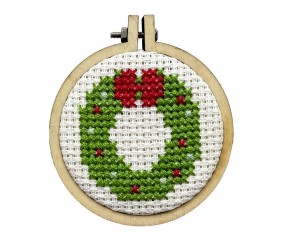 Kit point de croix débutant Noël The Crafty Kit - Porte-clés - Joyeux Noël ! - tambour brodé sur fond blanc