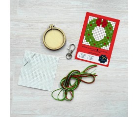Kit point de croix débutant Noël The Crafty Kit - Porte-clés - Joyeux Noël ! - contenu du kit