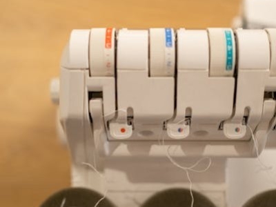 Surjeteuse : à quoi ça sert et comment bien la choisir ?