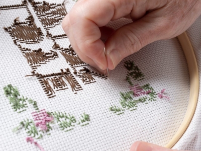 Débuter la broderie : point de croix, punch needle ou canevas ?