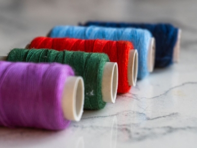 Quel fil à coudre choisir ? Polyester, coton, épaisseurs : le guide