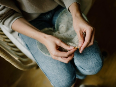 Tricoter son premier pull : le guide pas-à-pas pour oser se lancer