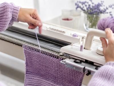 Bien démarrer sa machine à tricoter : montage et premiers rangs