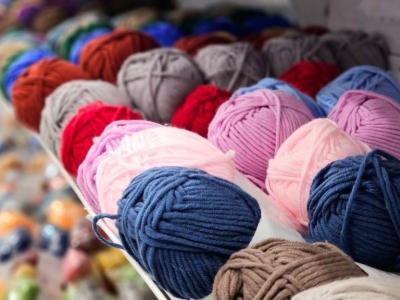 Tricot ou crochet : lequel choisir pour débuter ? Le match