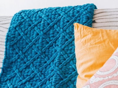 Tricoter un plaid pour l'automne : le guide grosse laine