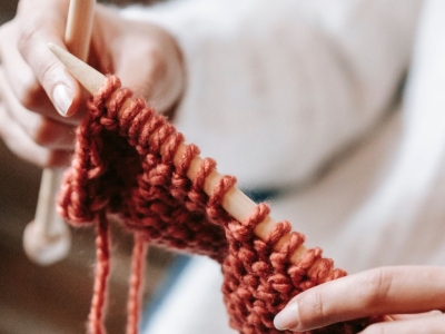 Tricoter son premier pull : le guide top-down pas à pas